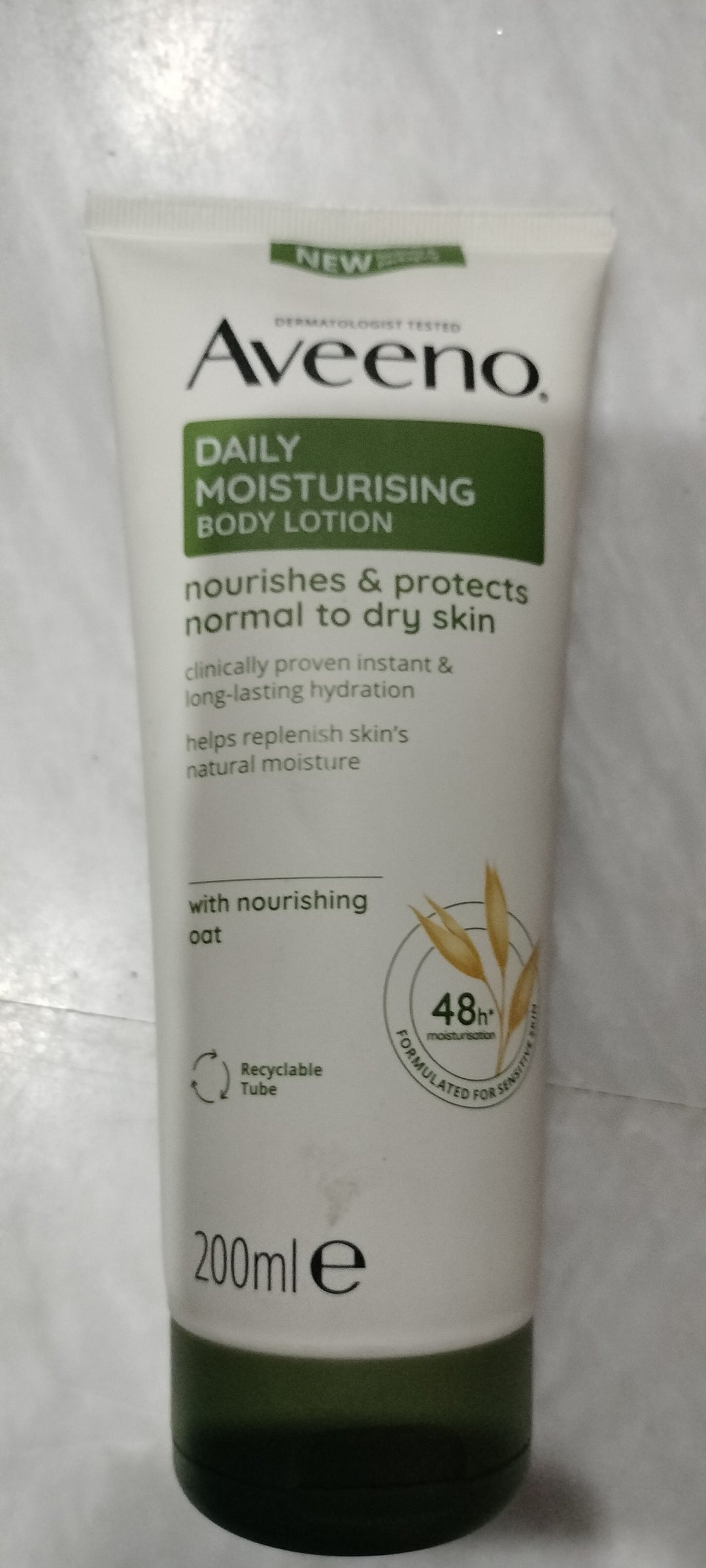 Aveeno Daily Moisturizing Body Lotion 200ml – Nourishing & Hydrating Skin Care for Dry Skin